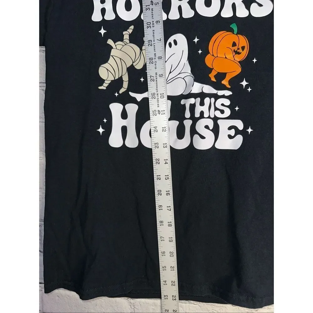 Gildan Black Long Sleeve Graphic T-Shirt – Medium – “There Are Some Horrors in T